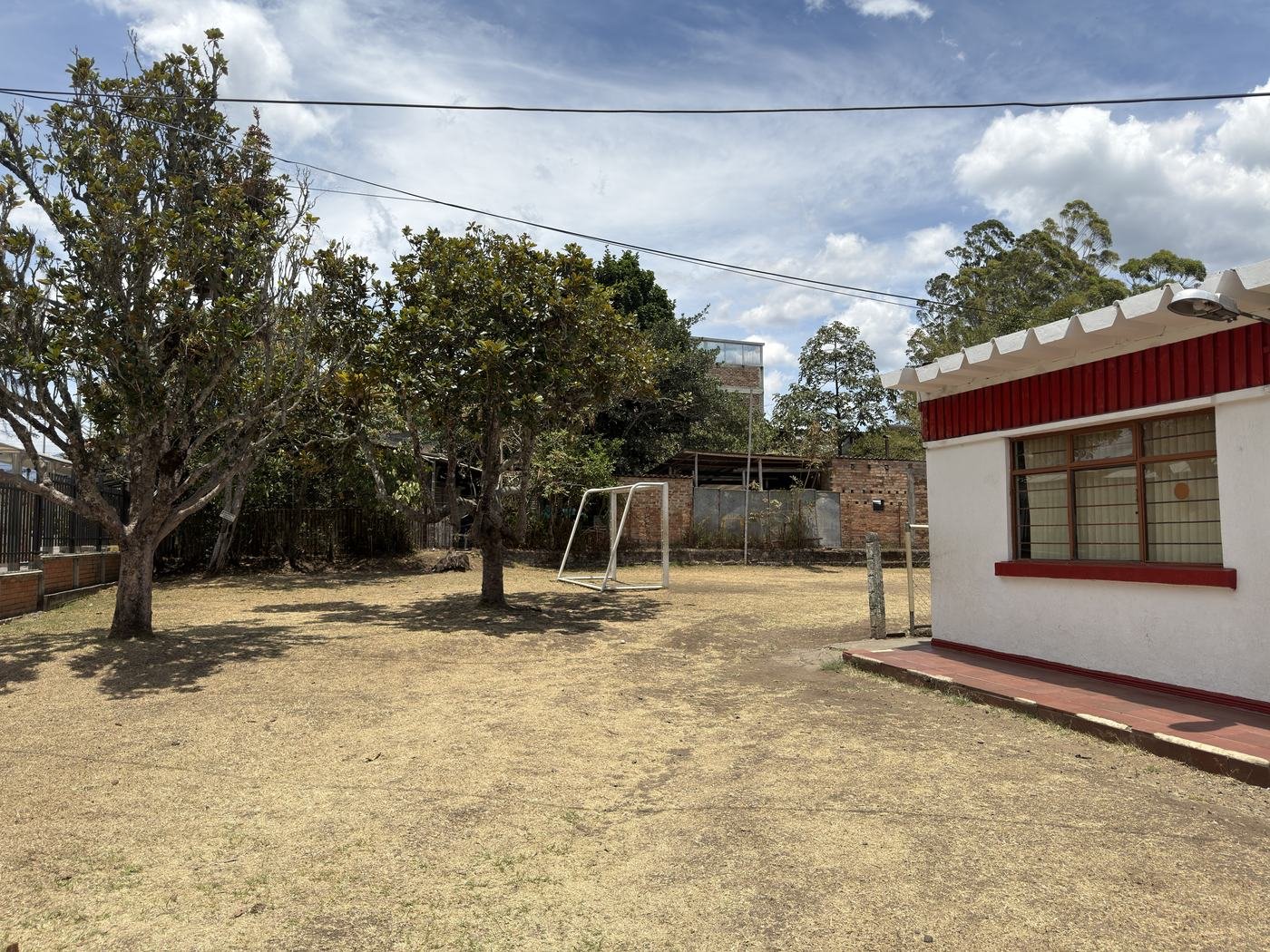 Cancha de fútbol y zona verde de la Academia Militar