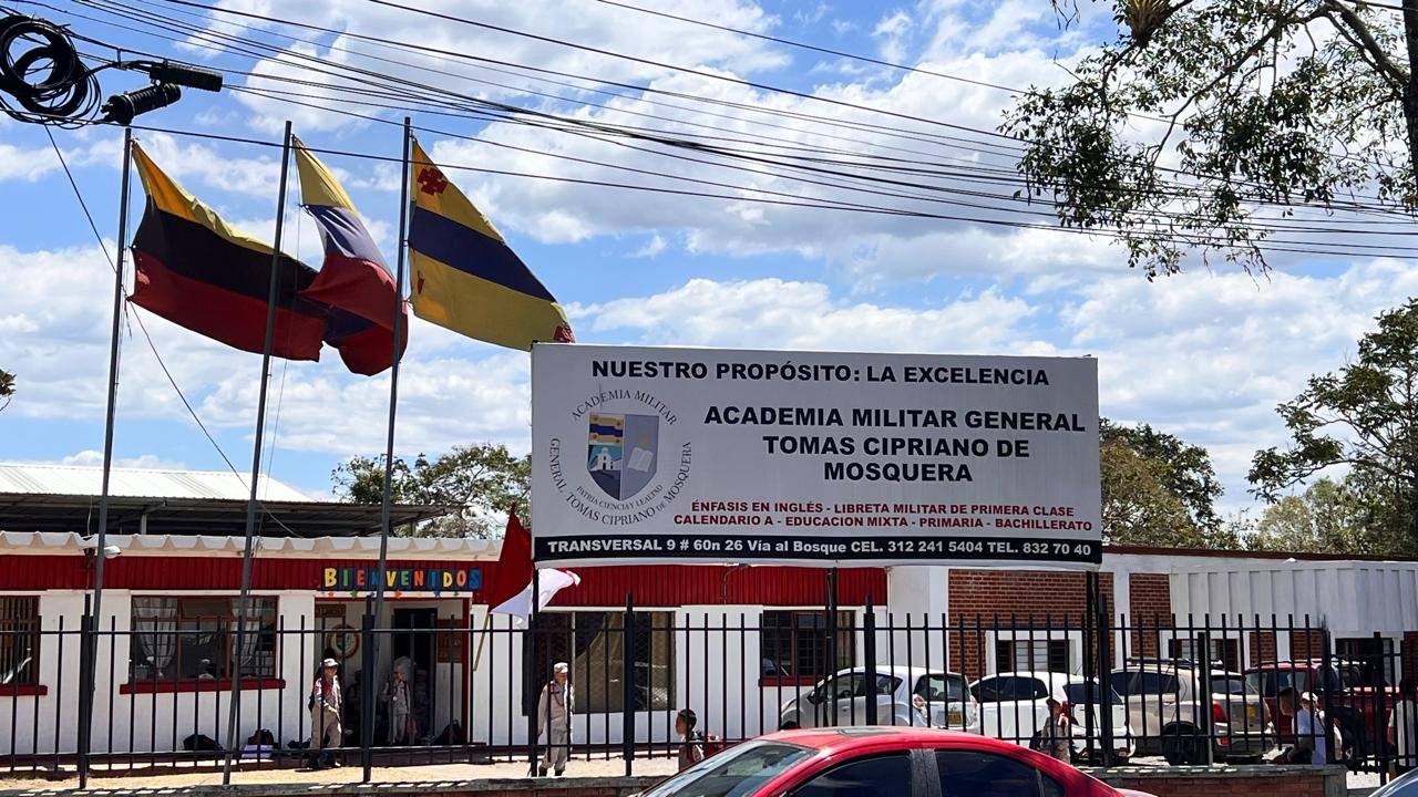 Fachada y entrada principal de la Academia Militar en Popayán