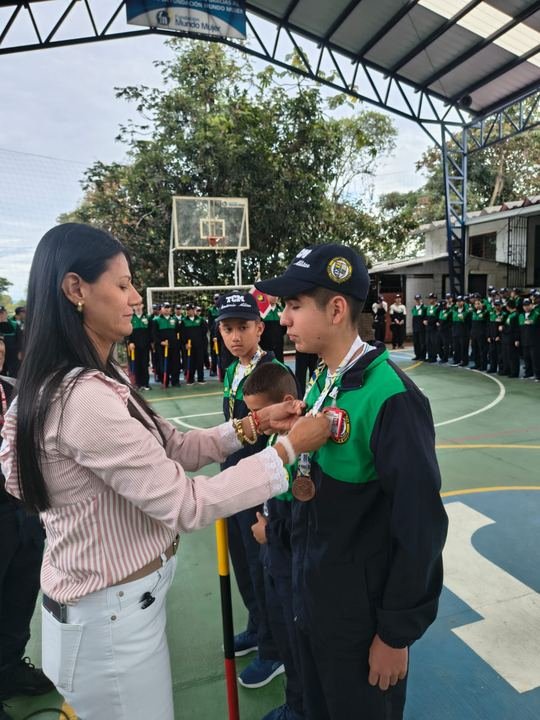 Imposición de medallas a cadetes en el polideportivo