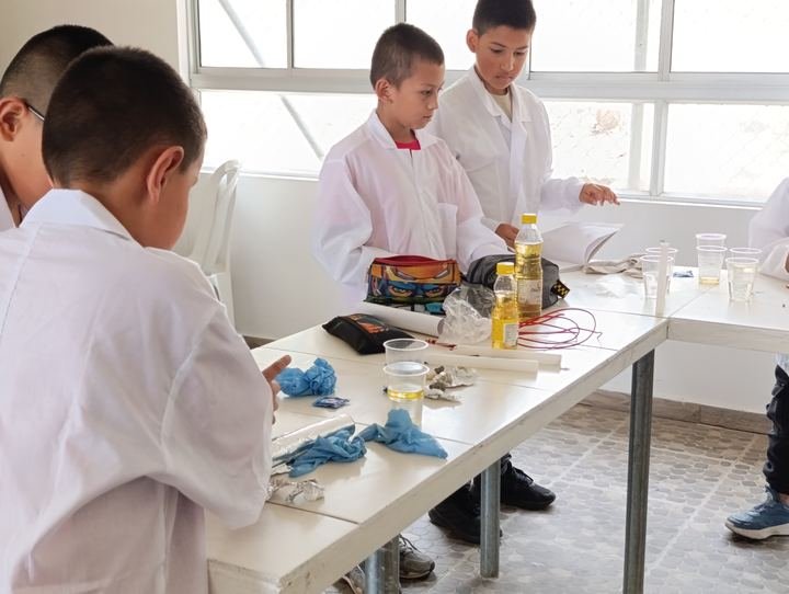 Estudiantes realizando un experimento en el laboratorio