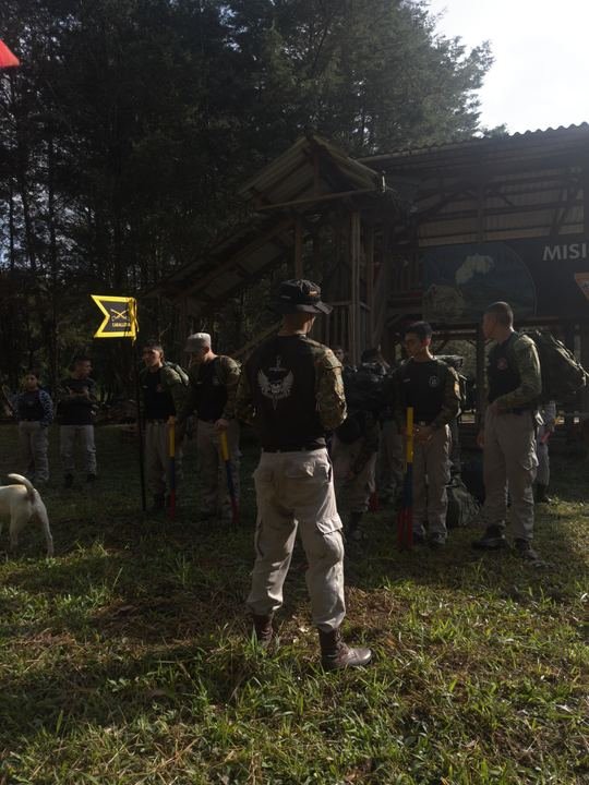 Cadetes en formación durante el campamento