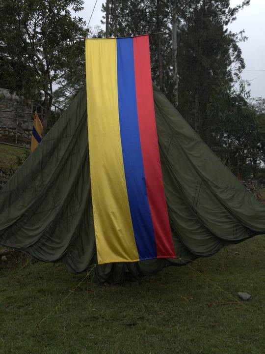 Bandera de Colombia izada en el campamento