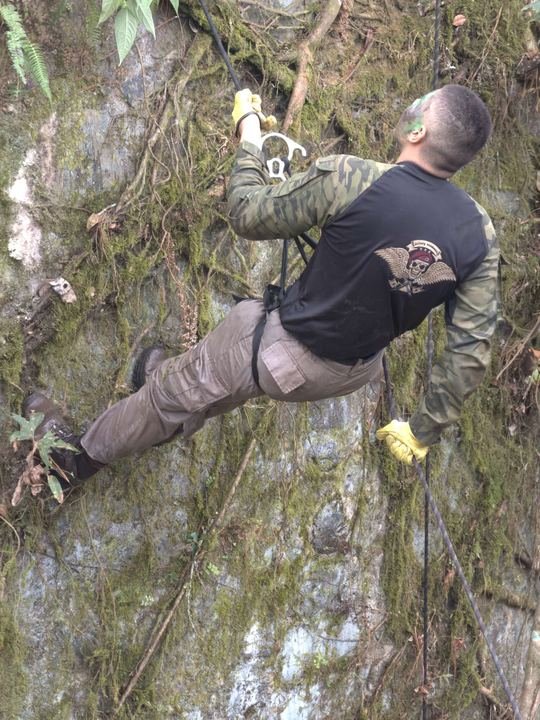 Práctica de ascenso con cuerda en pared de roca