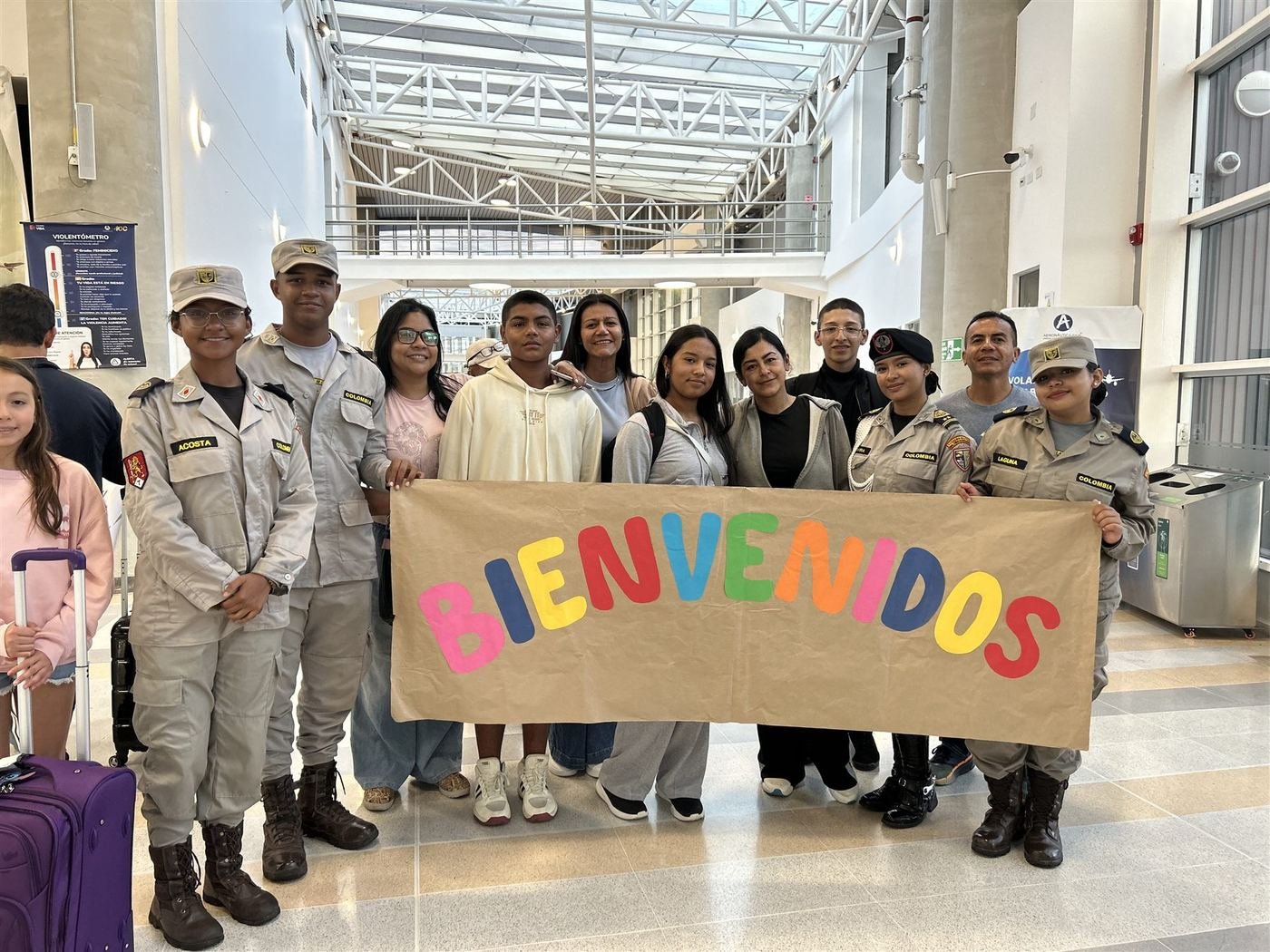 Recibimiento de cadetes y familias en el aeropuerto