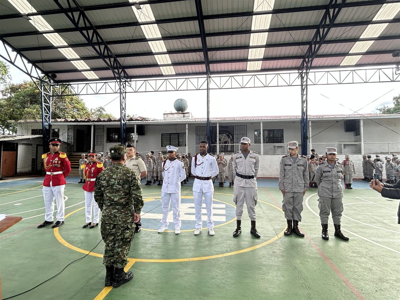 Formación de honores durante el encuentro ACOMIL