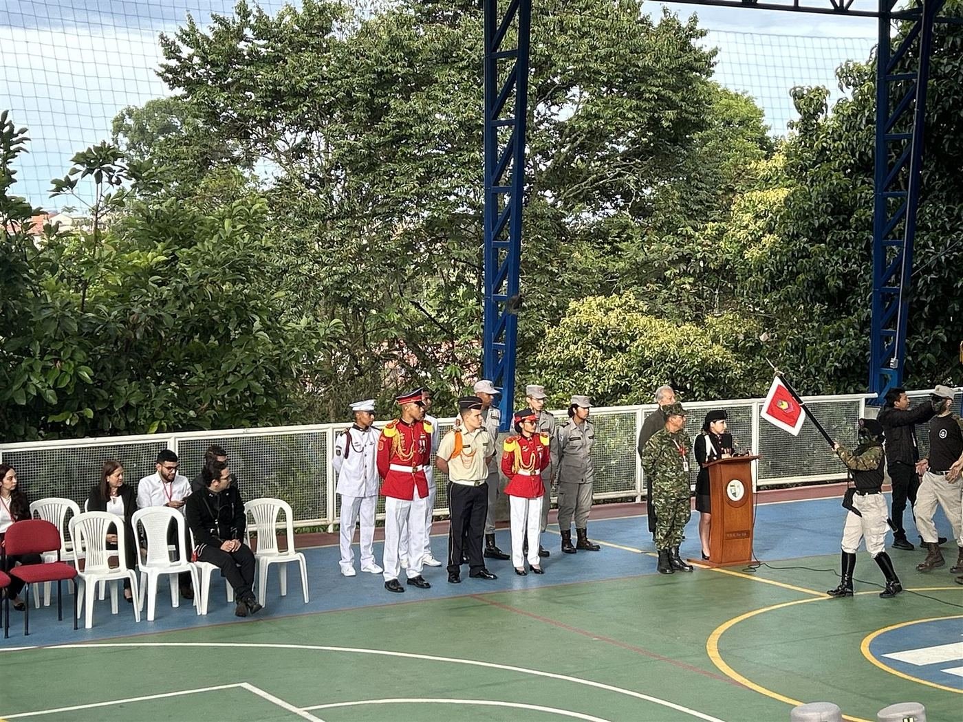 Izada de banderas durante el acto protocolario
