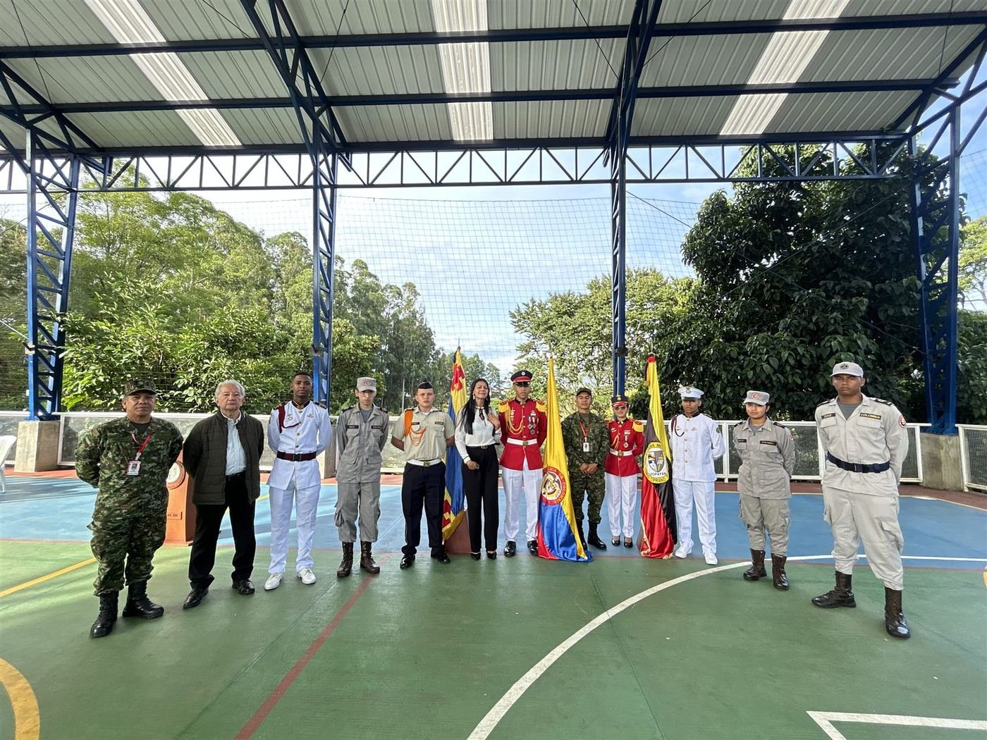 Cadetes junto a las banderas de las academias participantes
