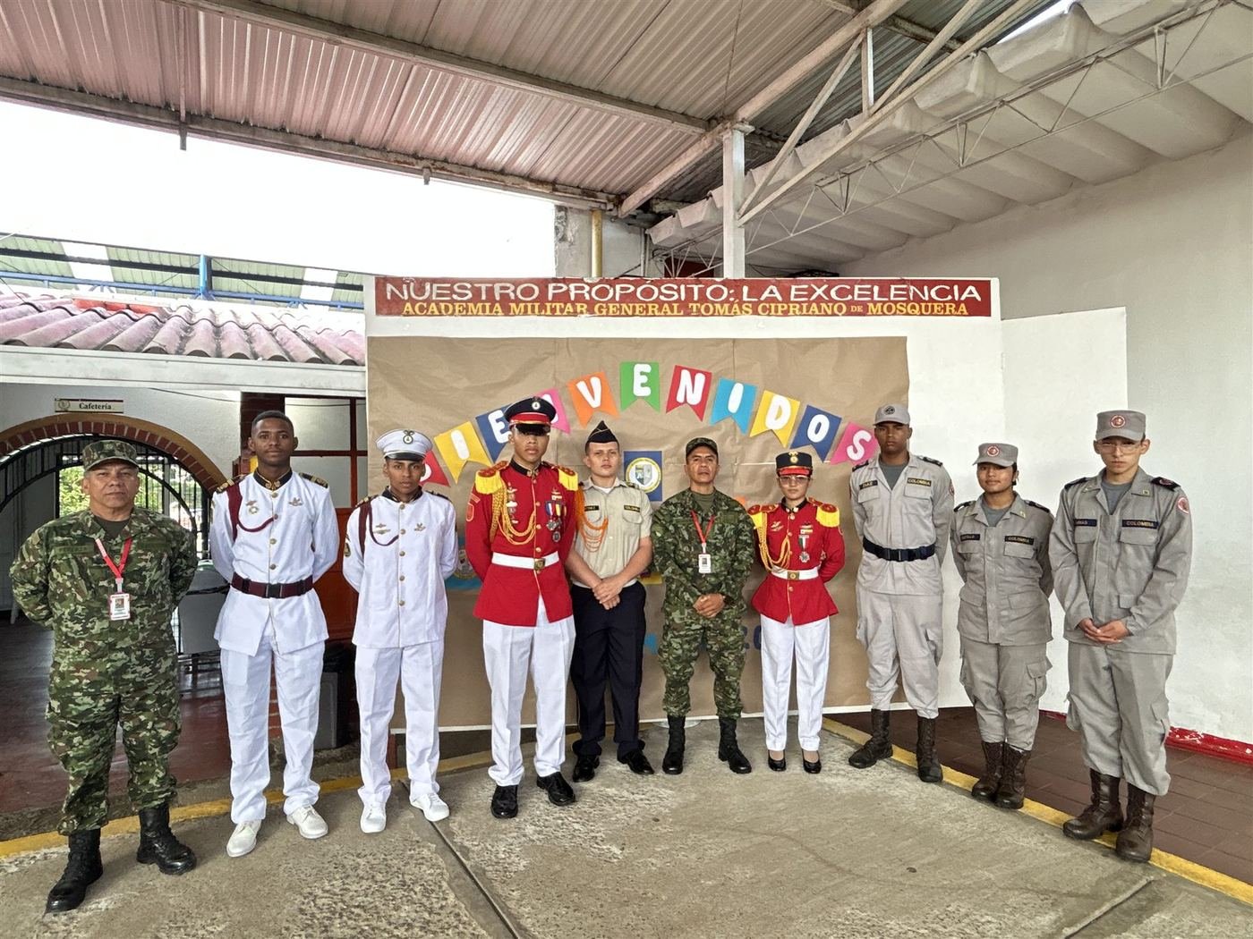 Delegación visitante junto a cadetes de la Academia