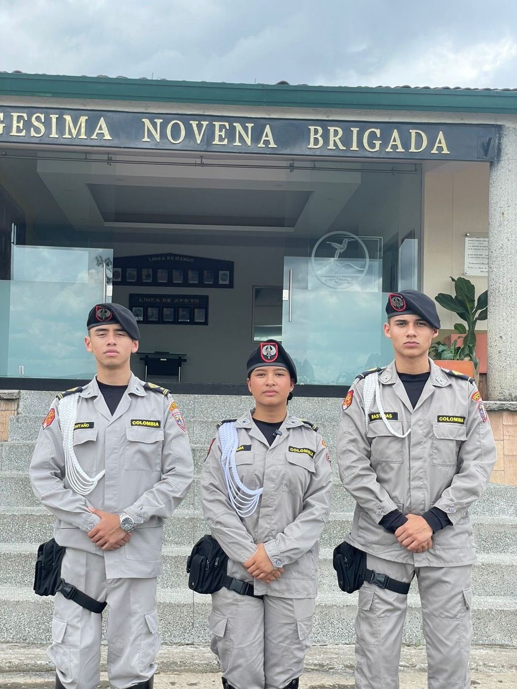 Cadete de la Academia Militar en actitud de estudio y disciplina